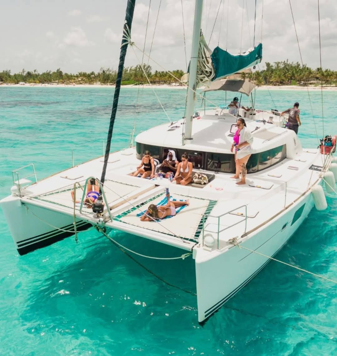Sailing to Isla Mujeres